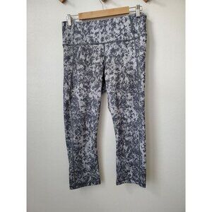 Underarmour womens gray abstract‎ print capri yoga pants leggings M